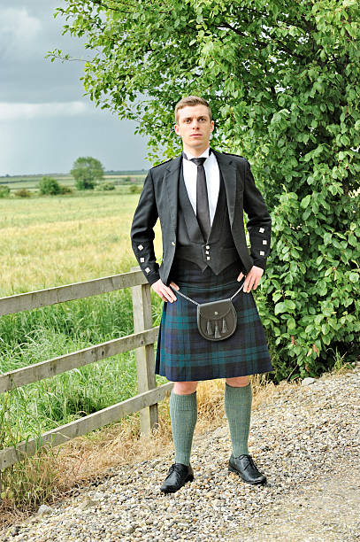scotsman en falda escocesa - falda escocesa fotografías e imágenes de stock