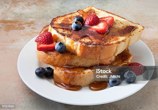 Tostadas Francesas Con Frutas Y Almíbar En Una Encimera De Mármol Foto de stock y más banco de imágenes de Tostada francesa