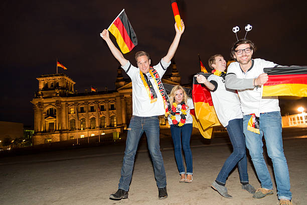 les fans de football allemande - euro symbol caucasian europe european culture photos et images de collection