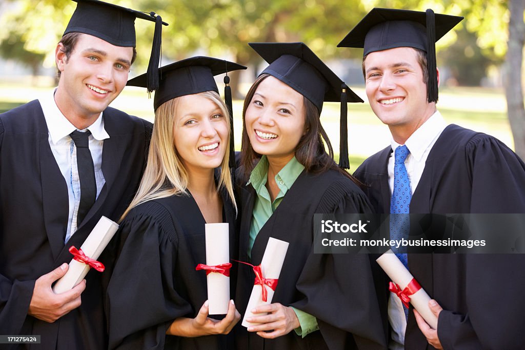 Grupo de estudantes que participam Cerimônia de formatura - Foto de stock de Formatura royalty-free