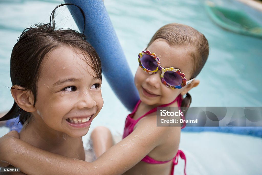 Los niños se divierten en la piscina - Foto de stock de 4-5 años libre de derechos
