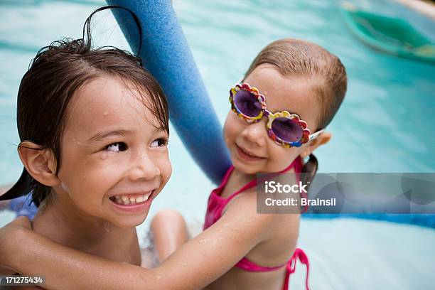 Los Niños Se Divierten En La Piscina Foto de stock y más banco de imágenes de 4-5 años - 4-5 años, Agua, Aire libre