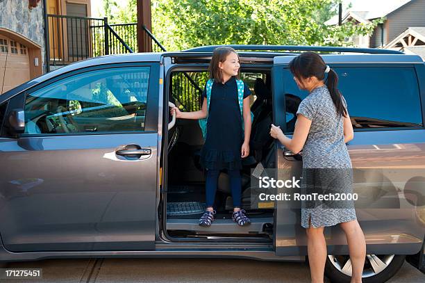 Minivan To School 가족에 대한 스톡 사진 및 기타 이미지 - 가족, 차, 미니 밴