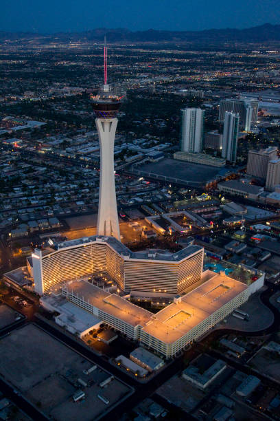 veduta aerea di stratosfera hotel e casinò di notte - stratosphere foto e immagini stock