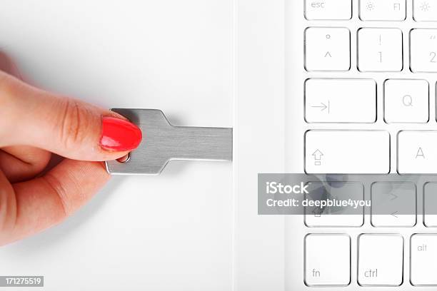Łączenie Dysk Flash Usb W Biały Laptopa - zdjęcia stockowe i więcej obrazów Pamięć USB - Pamięć USB, Szyfrowanie, Kabel USB