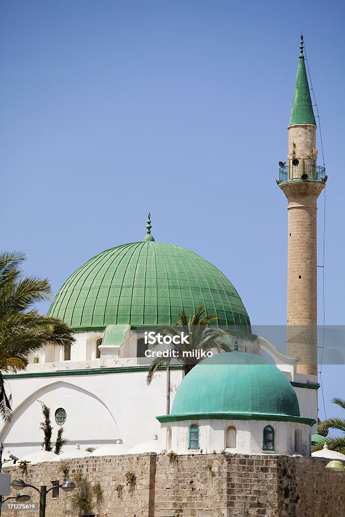 Moschea con i muri sotto il cielo azzurro - Foto stock royalty-free di Acco