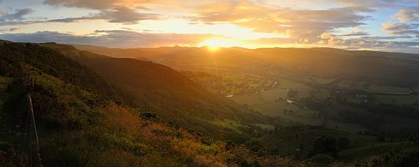 dee ヴァレイ夕暮れ時のパノラマに広がる - dee river river denbighshire wales ストックフォトと画像