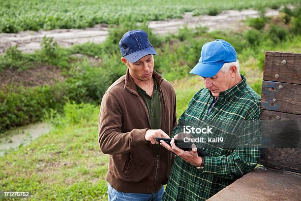 Gli Agricoltori Con Digital Tablet In Fattoria Di Patate - Fotografie stock e altre immagini di Agricoltore