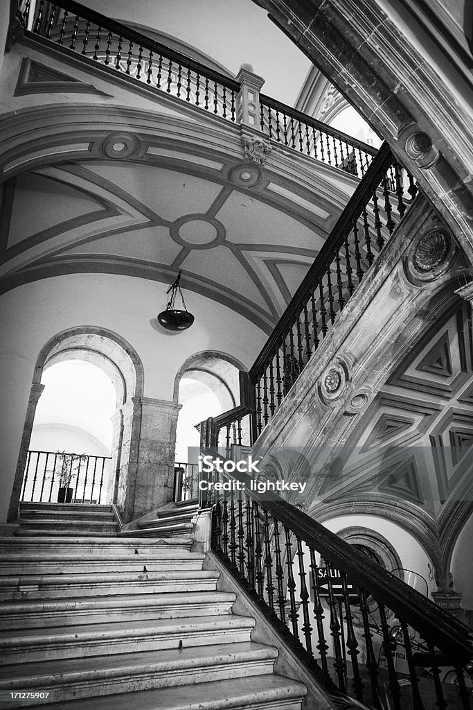 Old escada em Sevilha, Espanha - Foto de stock de Andaluzia royalty-free