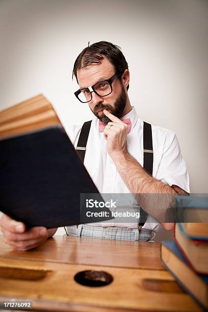 Grave Bambino Ragazzo Seduto Alla Scrivania Lettura Libro Vecchio - Fotografie stock e altre immagini di 30-34 anni