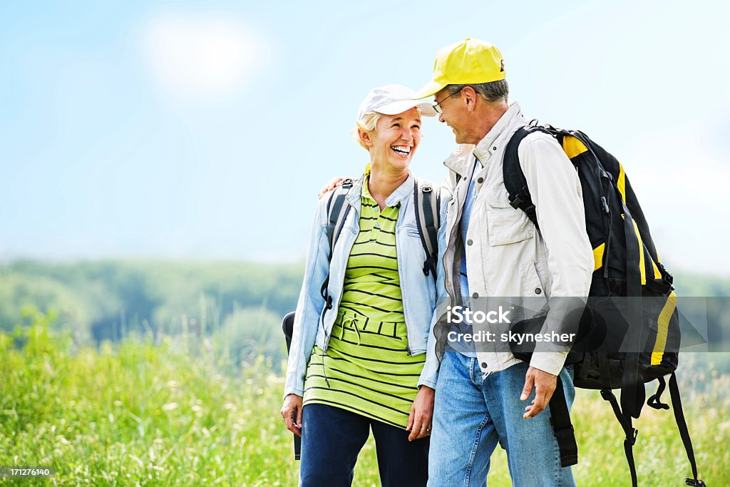 Mature homme et femme touristes appréciant dans le parc. - Photo de Couple d'âge mûr libre de droits