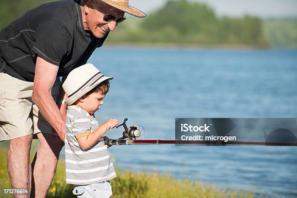 Aktive Senior Mit Enkel Fischen Stockfoto und mehr Bilder von Fischen - Fischen, Großvater, 2-3 Jahre