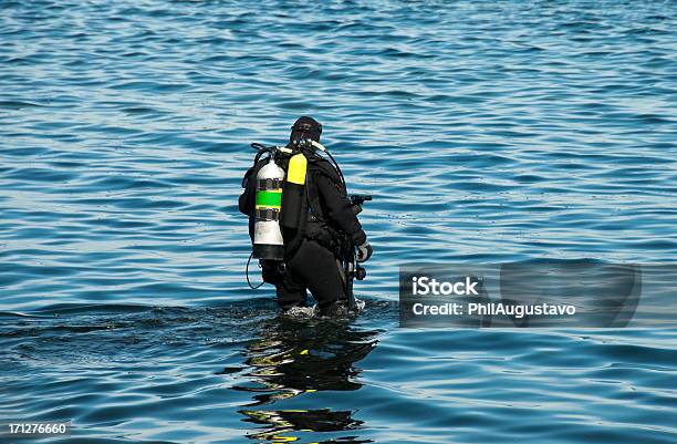 Buceador Infantil En Puget Sound Con Cámara Sumergible Foto de stock y más banco de imágenes de Andar