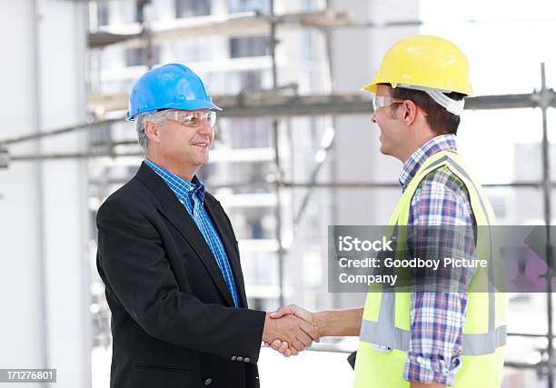 Foto de Vejo Que Se Espera Após O Investimento e mais fotos de stock de Capacete de Obra - Capacete de Obra, Cliente, Dar as Mãos