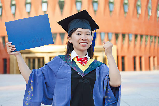 졸업! - graduation women fist celebration 뉴스 사진 이미지