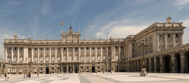 building. madrid espanha - spain flag built structure cloud imagens e fotografias de stock