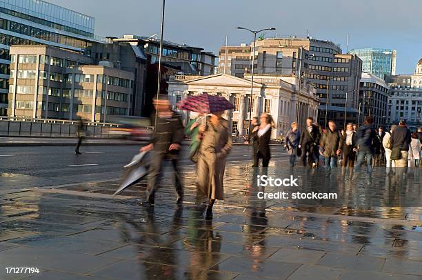 I Lavoratori Pendolari Che Cammina In Città A Londra - Fotografie stock e altre immagini di Adulto