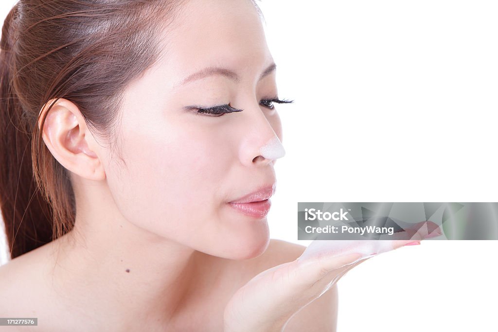 Bellezza donna lavare il viso con la schiuma pulizia - Foto stock royalty-free di Modella