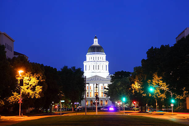 capitólio do estado da califórnia, à noite - building exterior sacramento county california state capitol building - fotografias e filmes do acervo