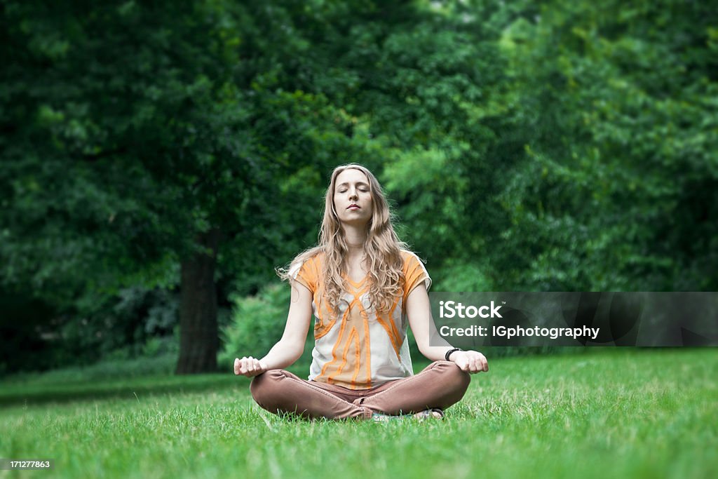 Meditar en el parque - Foto de stock de Adulto libre de derechos