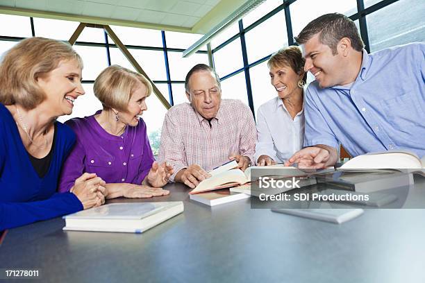 Gruppo Di Adulti Leggendo In Una Biblioteca Insieme - Fotografie stock e altre immagini di Circolo di lettura