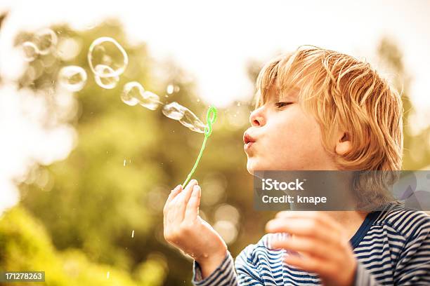 Photo libre de droit de Mignon Petit Garçon À Lextérieur Des Bulles De Soufflage banque d'images et plus d'images libres de droit de Enfant