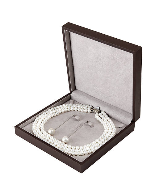 set di gioielli di perle clipping path - pearl necklace earring jewelry foto e immagini stock