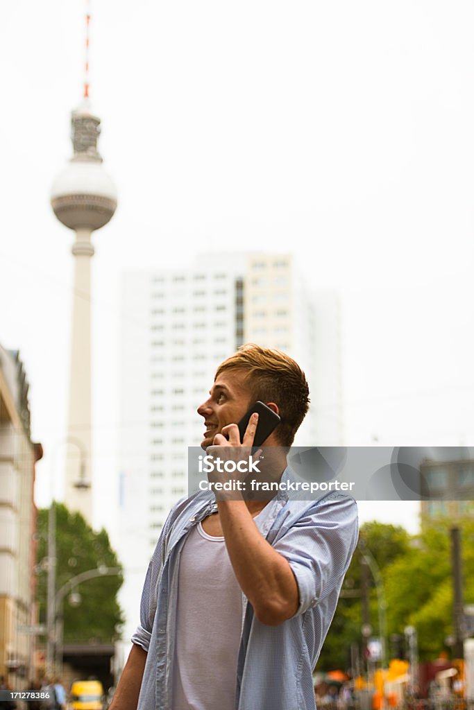 Jeune homme sur le téléphone à Berlin - Photo de 20-24 ans libre de droits