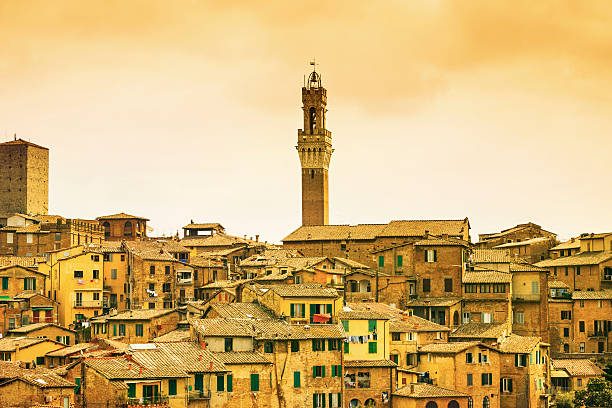 típico ambiente italiano: siena de la ciudad antigua - torre del mangia fotografías e imágenes de stock