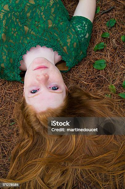 Foto de De Cabeça Para Baixo Garota Com Cabelo Longo Vermelho Rico Natural e mais fotos de stock de 14-15 Anos