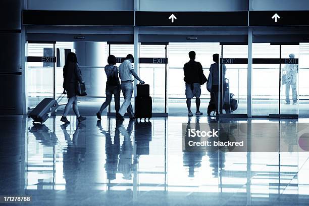 Путешественники — стоковые фотографии и другие картинки Аэропорт - Аэропорт, Багаж, Exit - Знак Выход