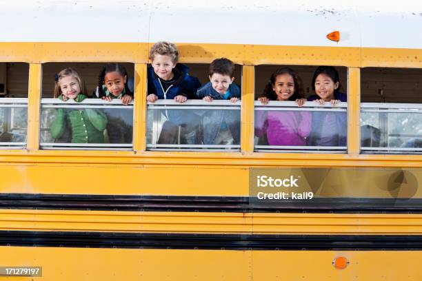 Junge Kinder Stochern Heads Sie In Schulbus Fenster Stockfoto und mehr Bilder von Kind