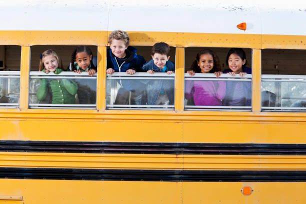 bambini toccare con un dito teste fuori scuola bus windows - sc0536 foto e immagini stock