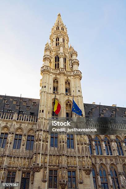 Municipio Di Bruxelles Lhôtel De Ville - Fotografie stock e altre immagini di Abbaino - Abbaino, Architettura, Bandiera