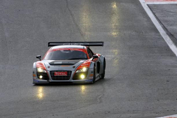 audi r8 lms carro de corrida na pista de corrida - fia imagens e fotografias de stock