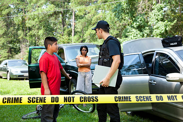 istock Policeman questioning witnesses during crime investigation 171279561