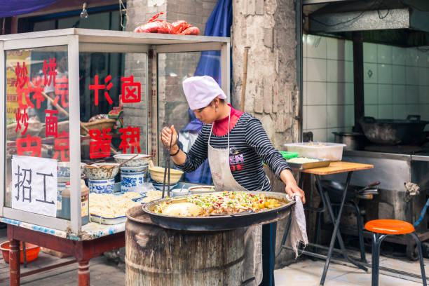 chinês comida de rua em xi'an, china, bairro muçulmano - islam people xian focus imagens e fotografias de stock