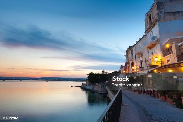 シラクサ港に沈む夕日 - イタリアのストックフォトや画像を多数ご用意 - イタリア, カラー画像, シチリア