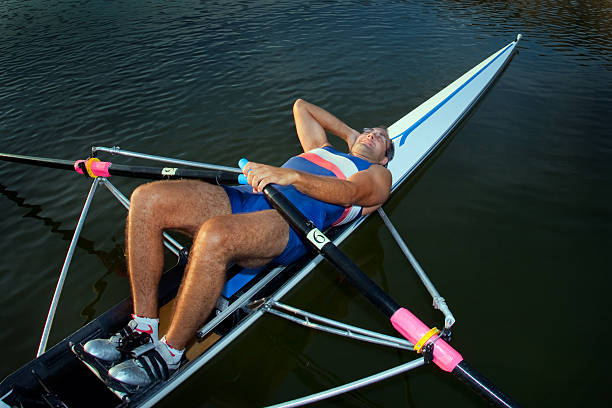 rameur adulte homme reposant sur un bateau - skiff photos et images de collection