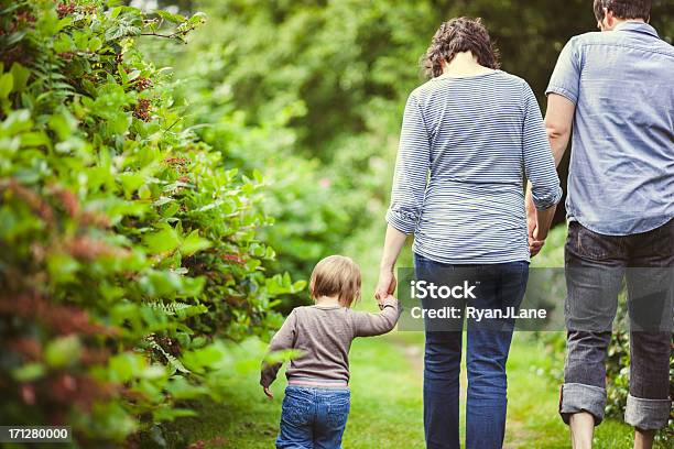 Rodzina Razem Hiking - zdjęcia stockowe i więcej obrazów Wiosna - Wiosna, Salal, 12-17 miesięcy