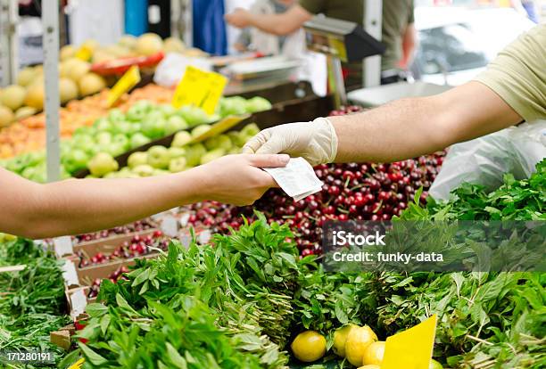Шоппинг На Рынке — стоковые фотографии и другие картинки Платить - Платить, Овощ, Продукты
