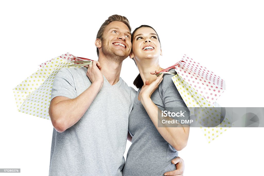 Casal sorridente com sacos de compras, olhando copyspace - Foto de stock de Felicidade royalty-free