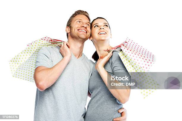 Foto de Casal Sorridente Com Sacos De Compras Olhando Copyspace e mais fotos de stock de Felicidade