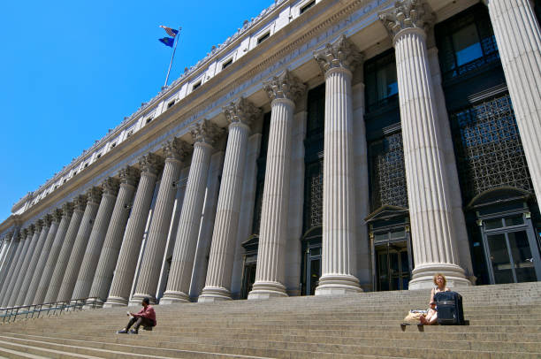 pessoas em passos de farley post office building, nova iorque - james a farley building manhattan low angle view horizontal imagens e fotografias de stock