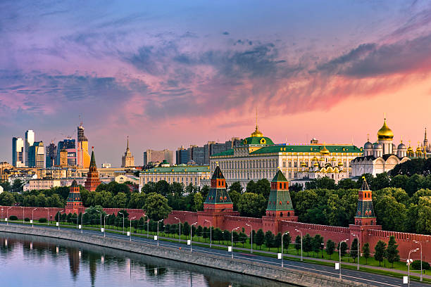 Nuageux lever du soleil sur le Kremlin et la rivière Moskova mur - Photo