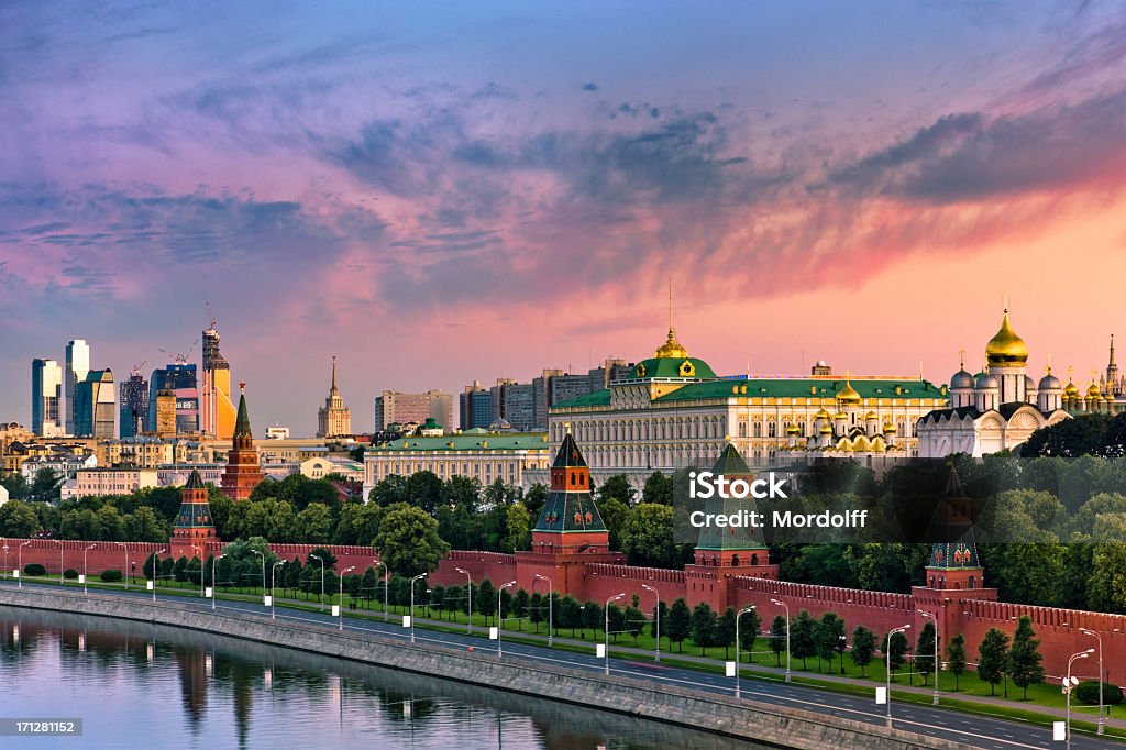 Nublado nascer do sol sobre o Kremlin e rio Moskva parede - Foto de stock de Kremlin royalty-free