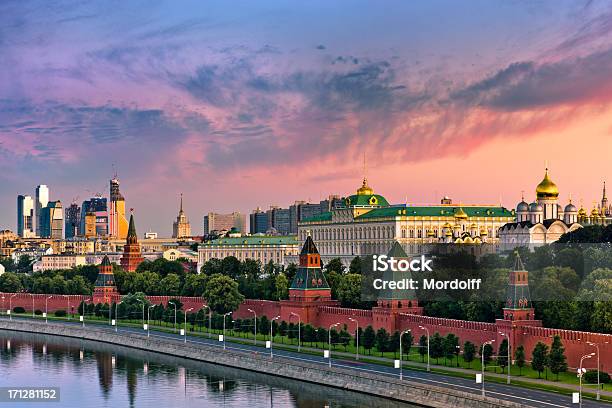 Foto de Nublado Nascer Do Sol Sobre O Kremlin E Rio Moskva Parede e mais fotos de stock de Kremlin