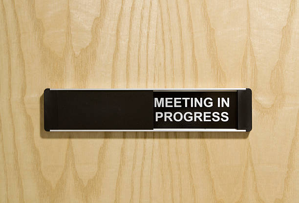 ミーティング中のオフィスのドアの標識 - do not disturb sign ストックフォトと画像