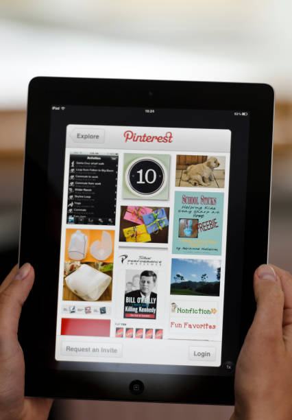 устройства с pinterest приложение для ipad - pinterest computer monitor web page internet стоковые фото и изображения