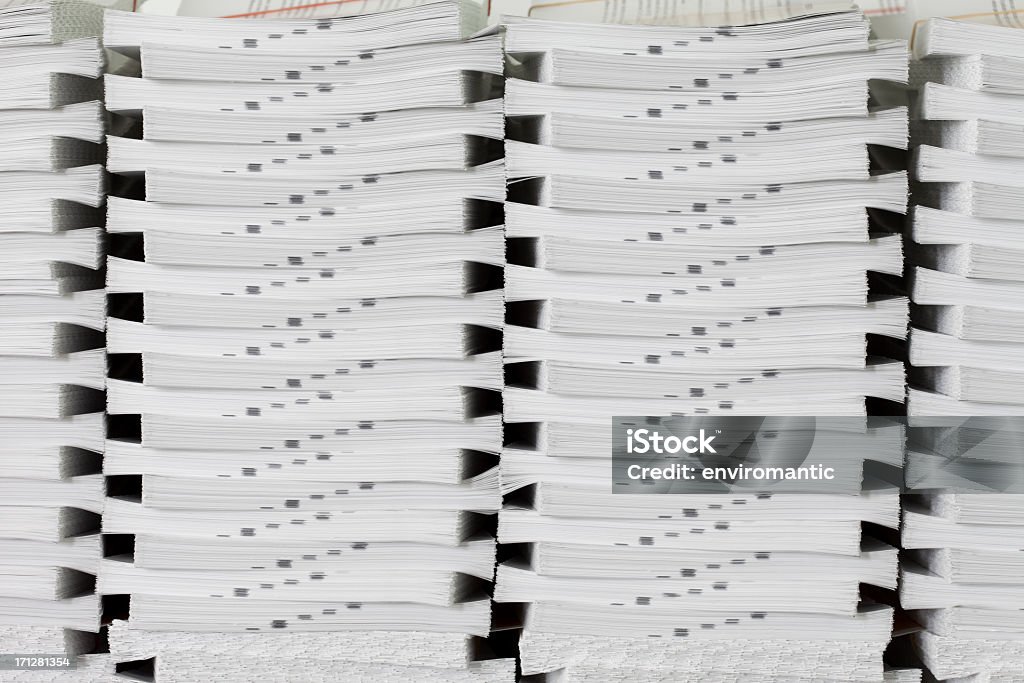 Appena stampato pile di libri con finitura delle Nazioni Unite. - Foto stock royalty-free di Bianco